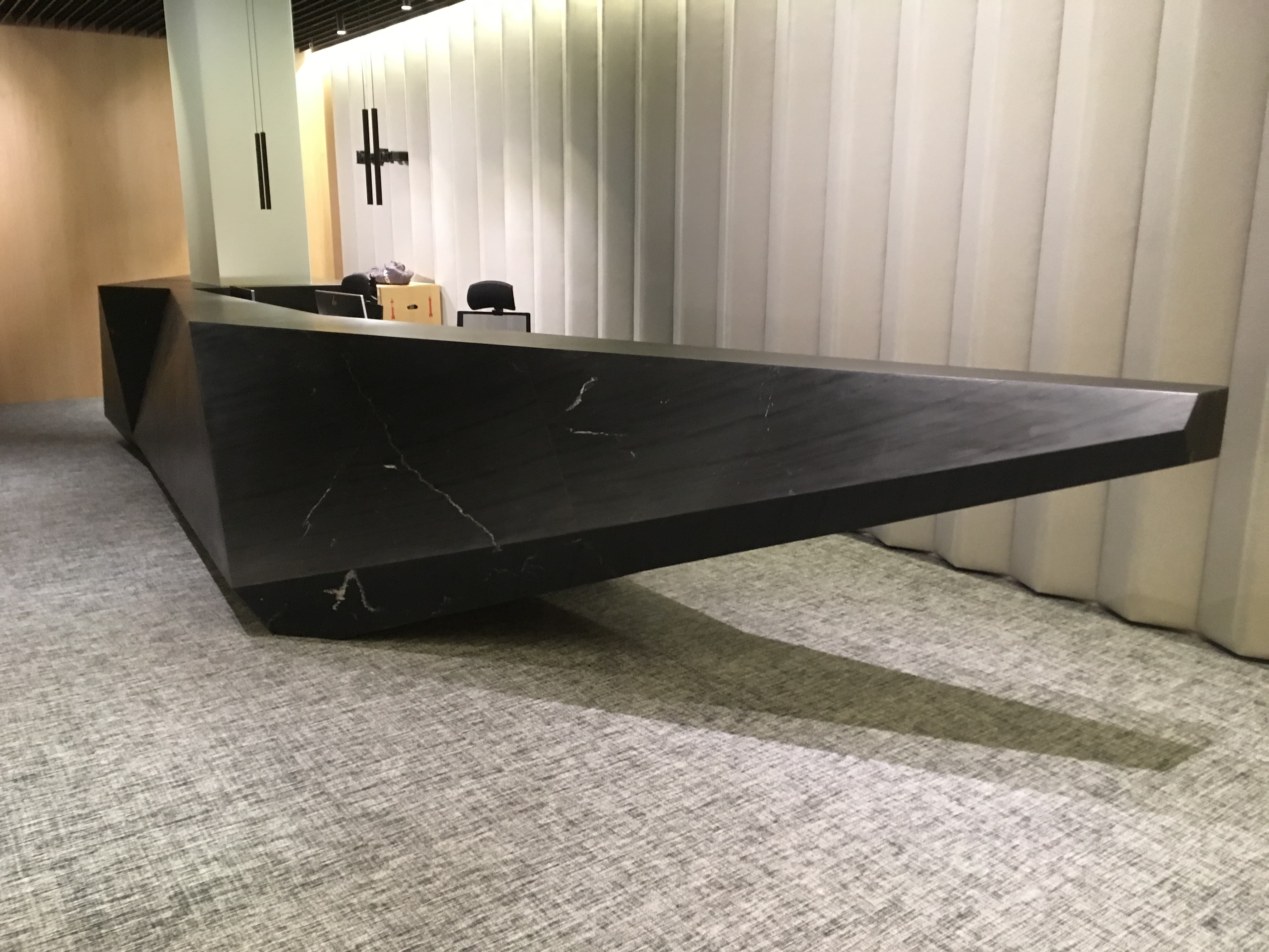 Mostrador de recepción en mármol negro elegante - Trabajo realizado por Ropema Rubio
