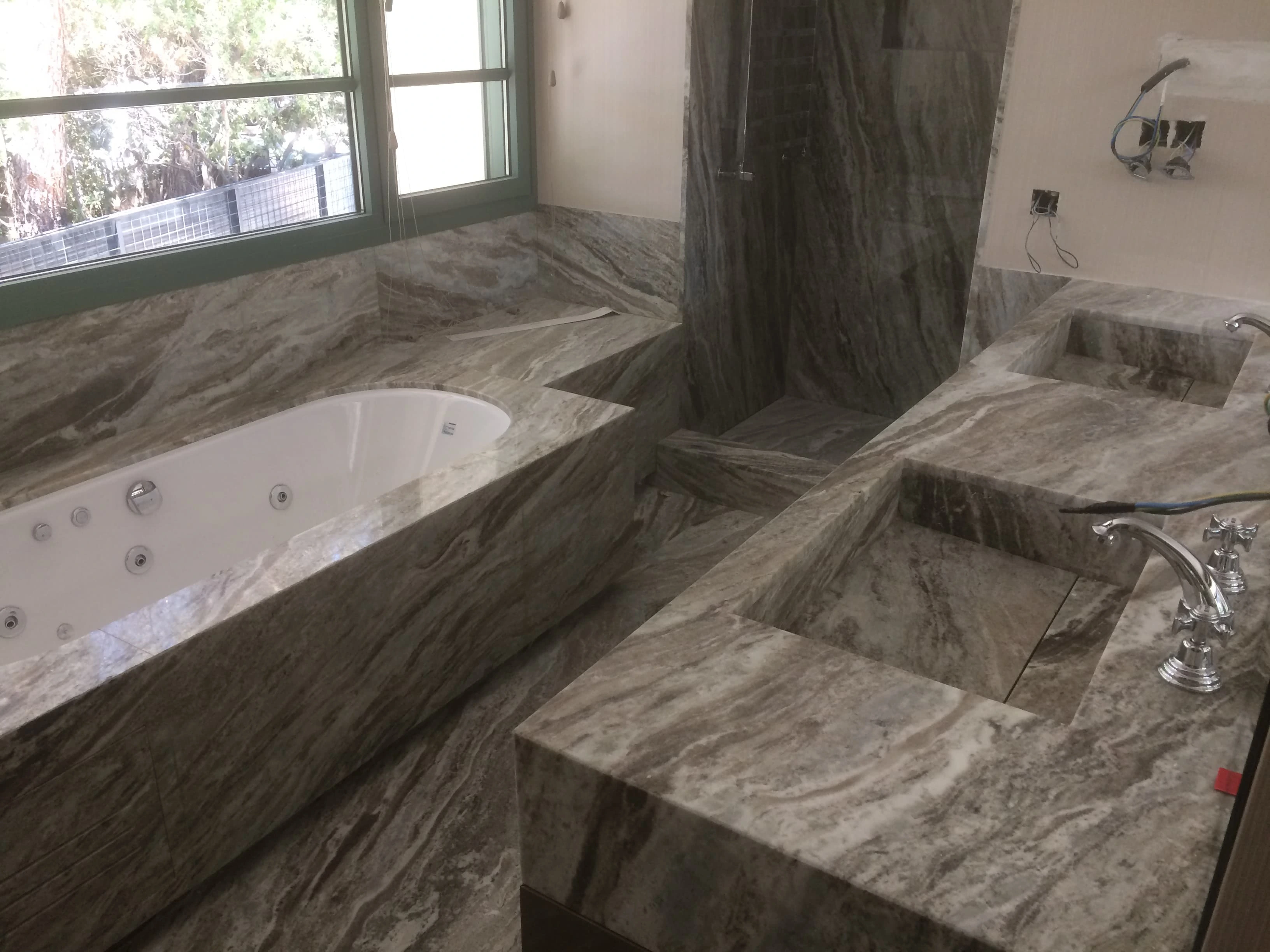 Baño de lujo con bañera de hidromasaje y mármol gris veteado - Ropema Rubio Madrid