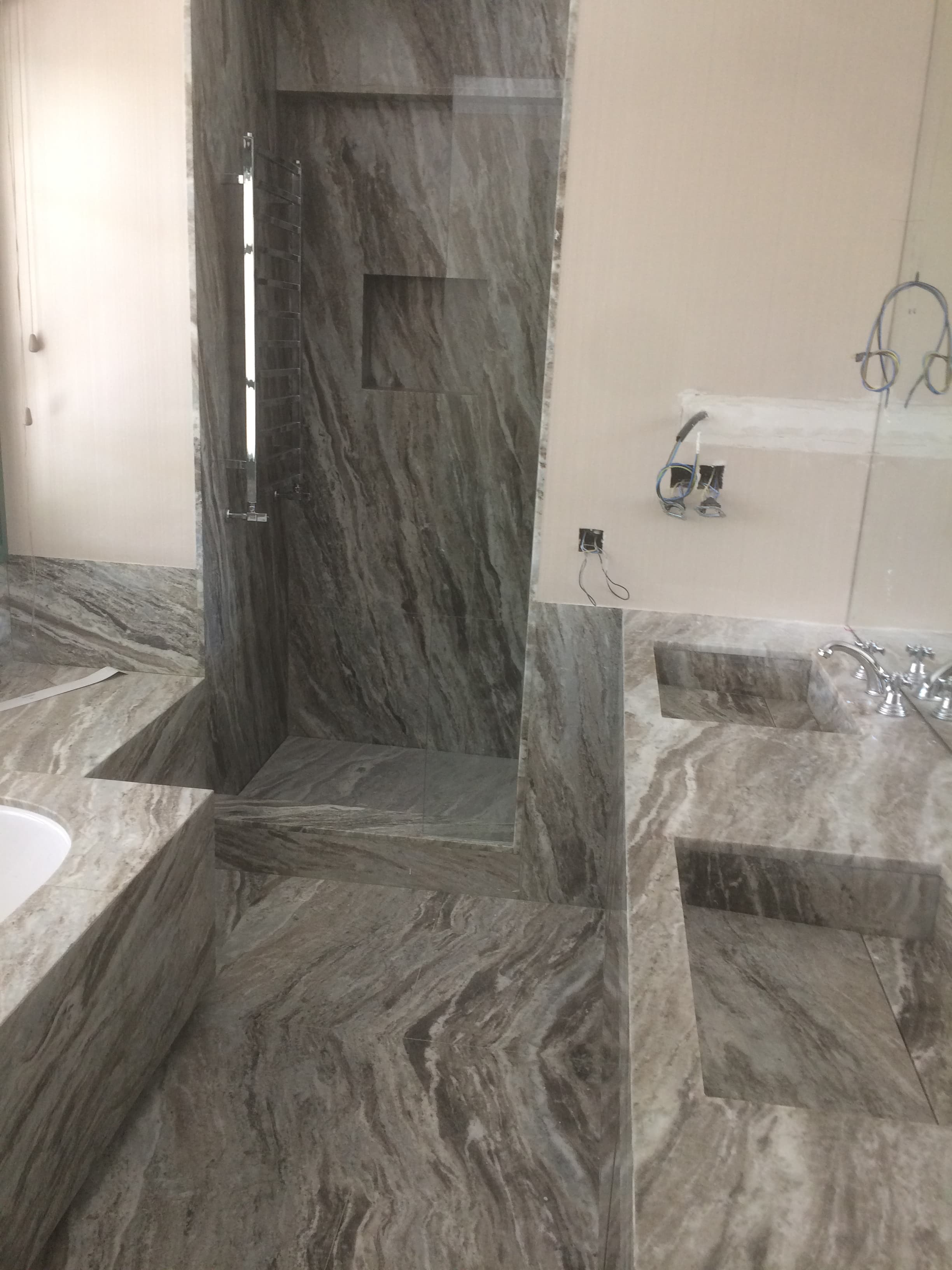 Baño completo revestido en mármol gris veteado - Instalación por Ropema Rubio