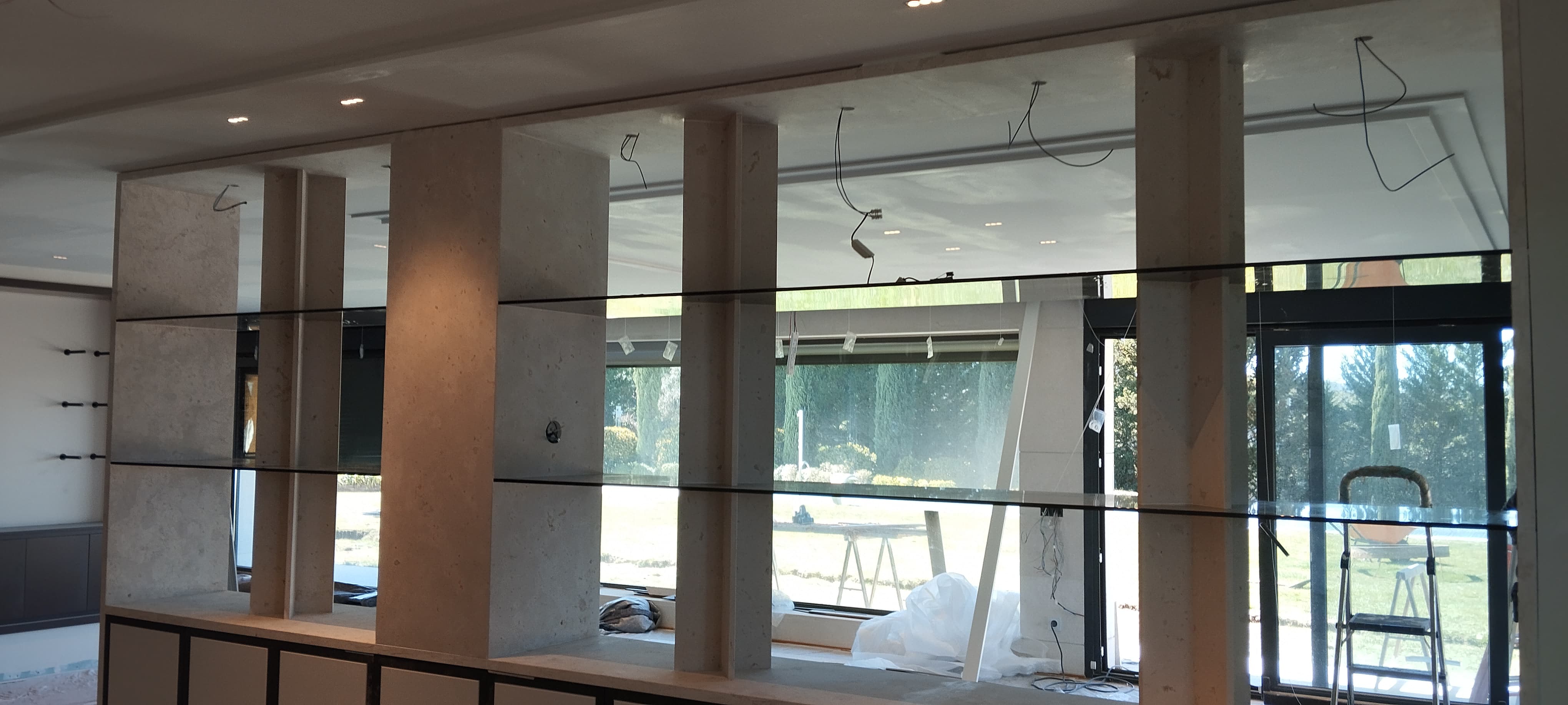 Columnas de mármol en espacio comercial - Instalación por Ropema Rubio