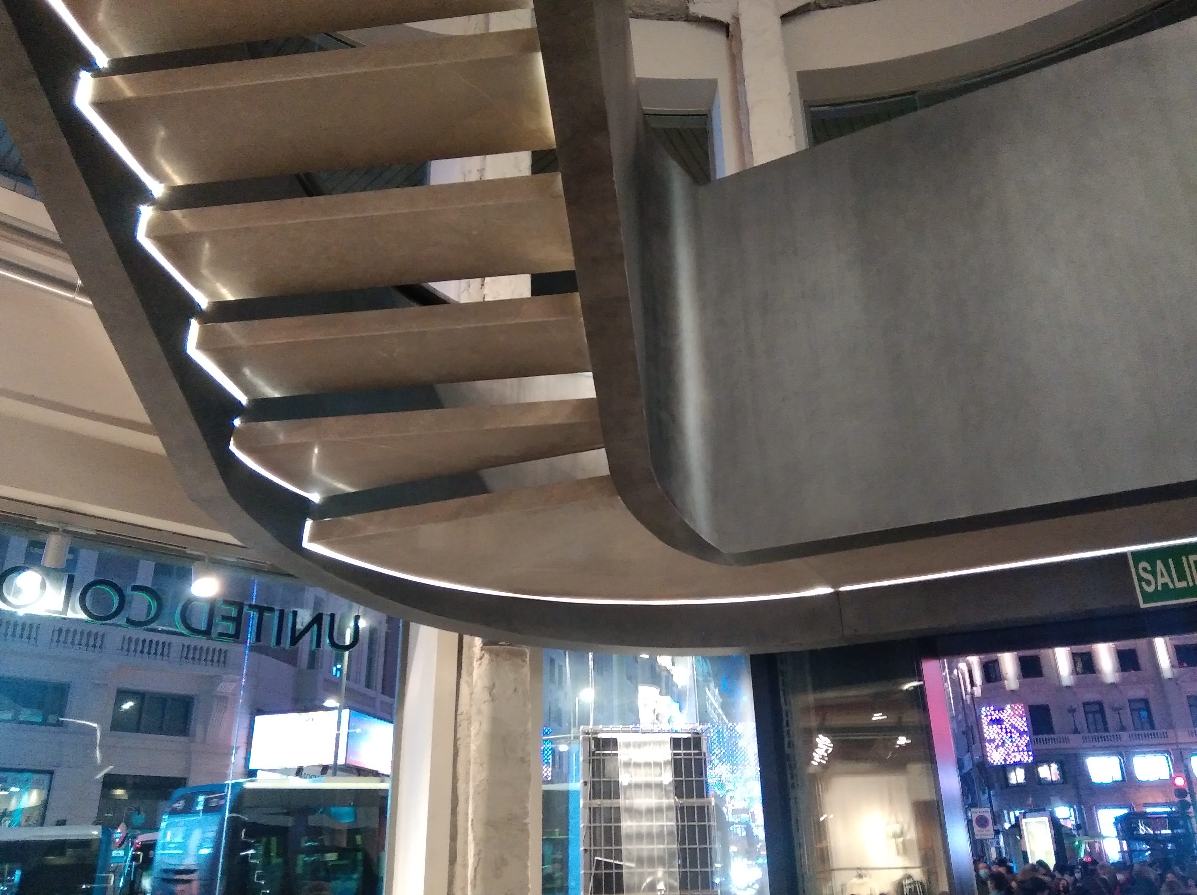 Escalera curva de mármol con iluminación LED integrada - Ropema Rubio