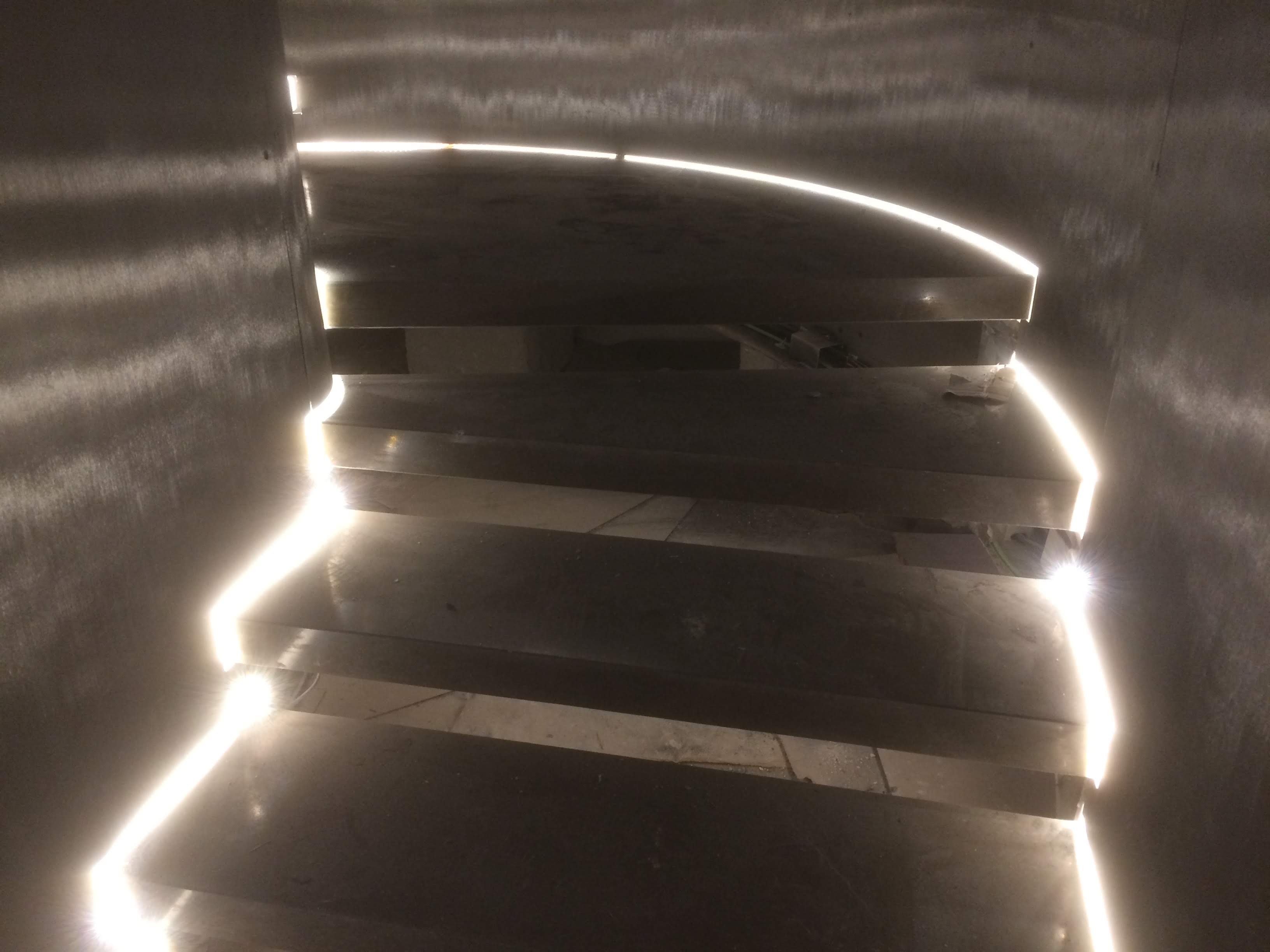 Escalera de mármol oscuro con iluminación perimetral LED - Ropema Rubio