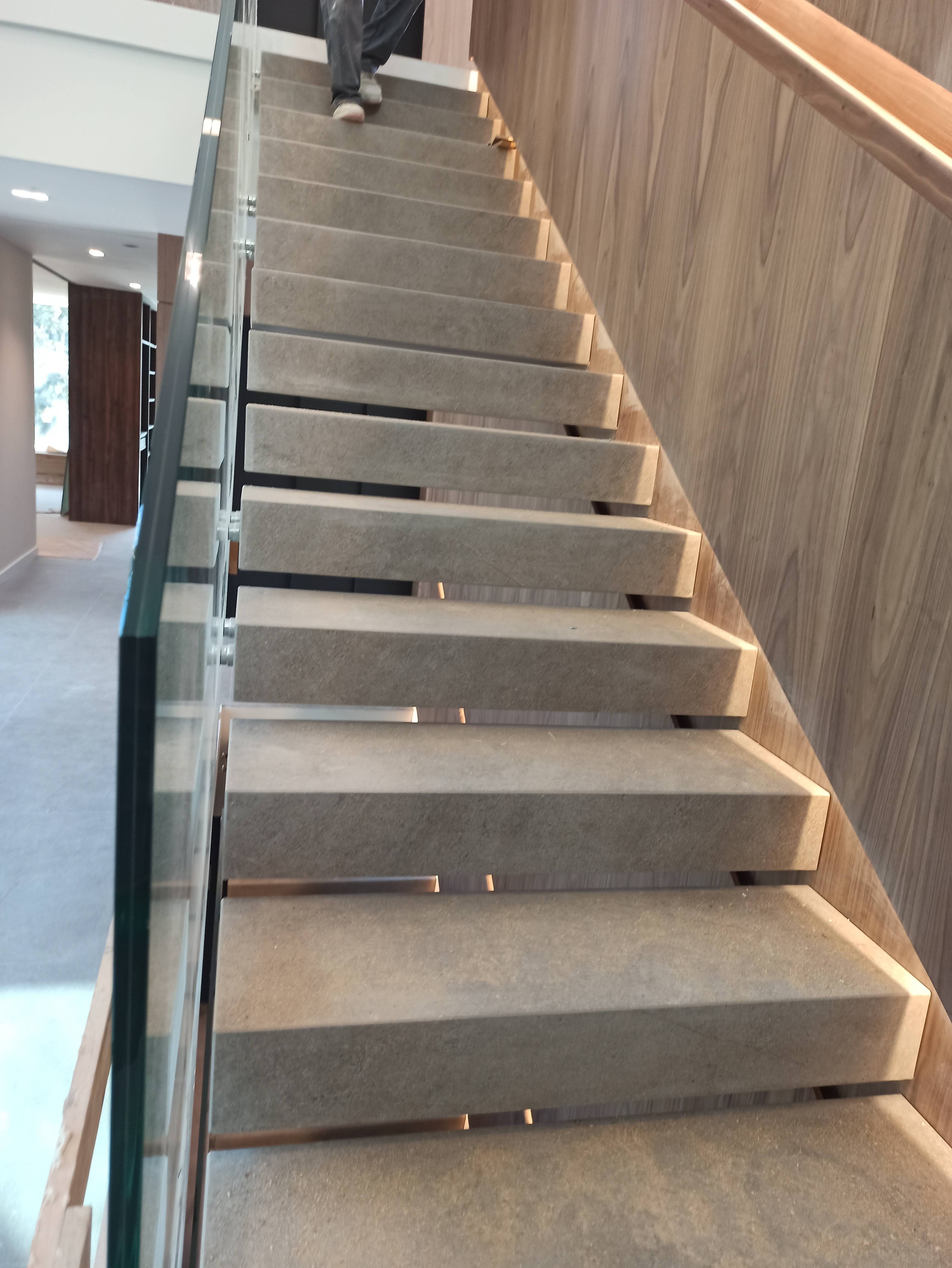 Escalera flotante de mármol con barandilla de cristal - Ropema Rubio Madrid