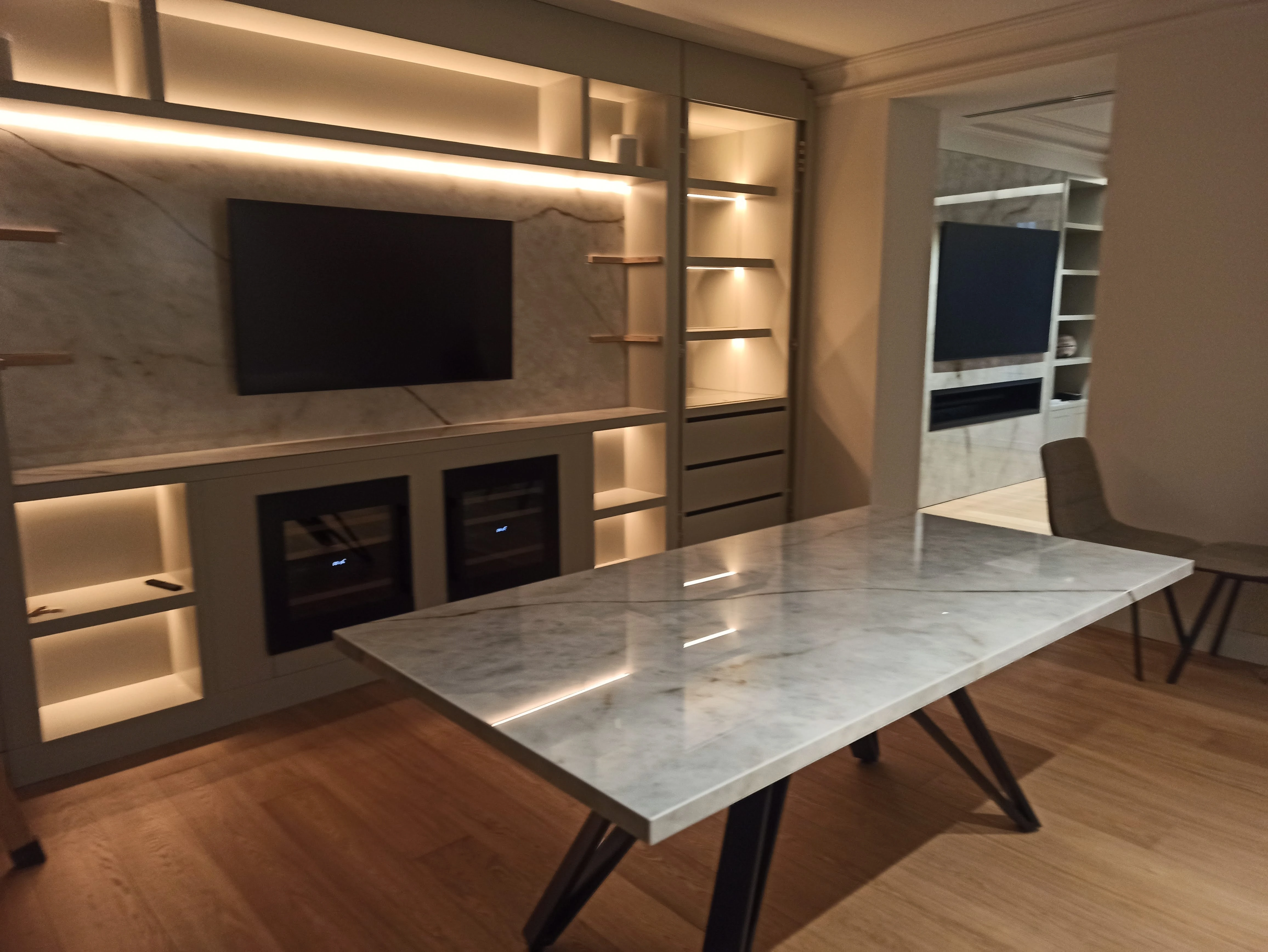 Mesa de comedor de mármol con mueble TV integrado e iluminación - Ropema Rubio
