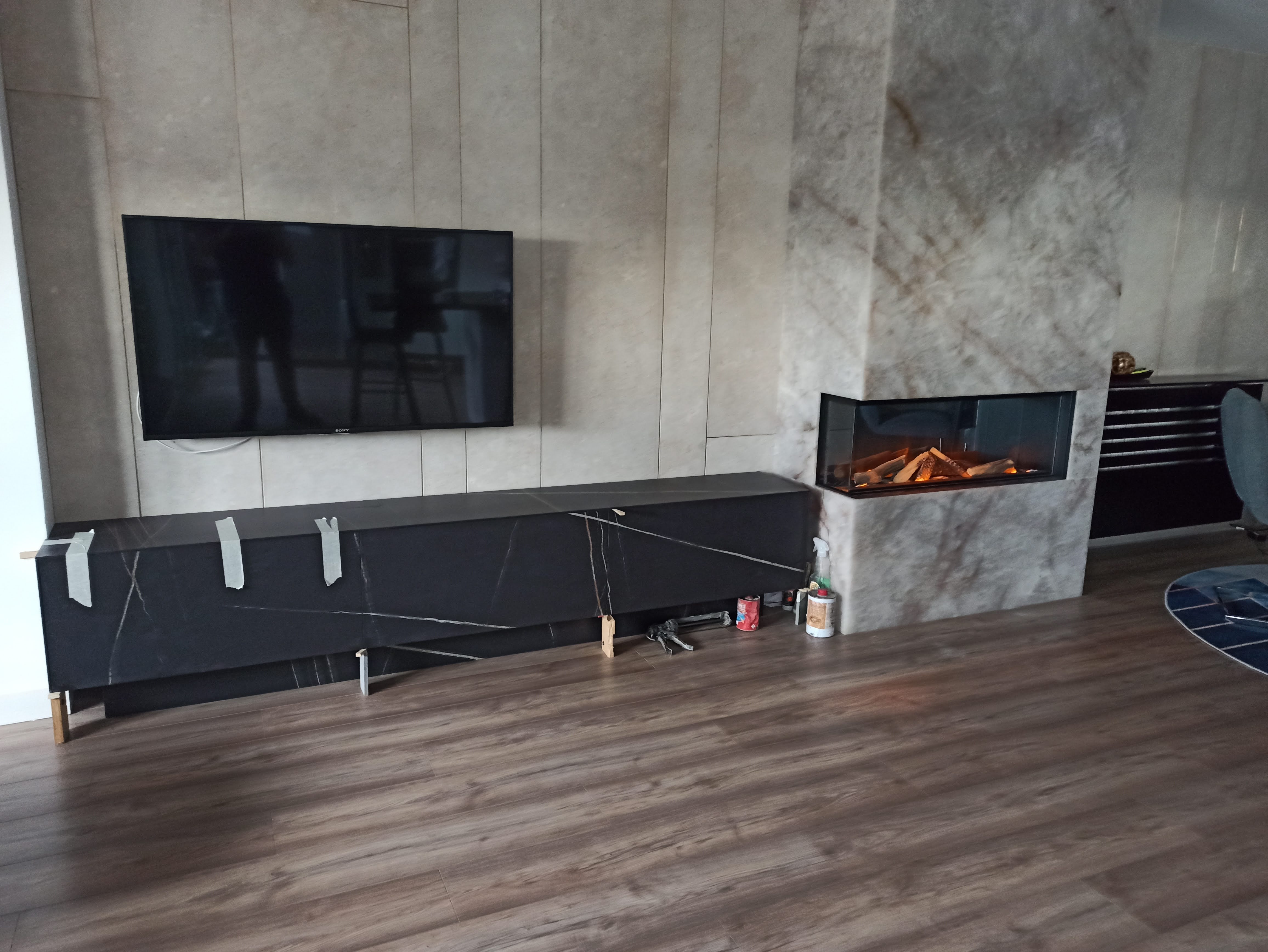Mueble de salón con chimenea integrada en mármol negro - Ropema Rubio Madrid
